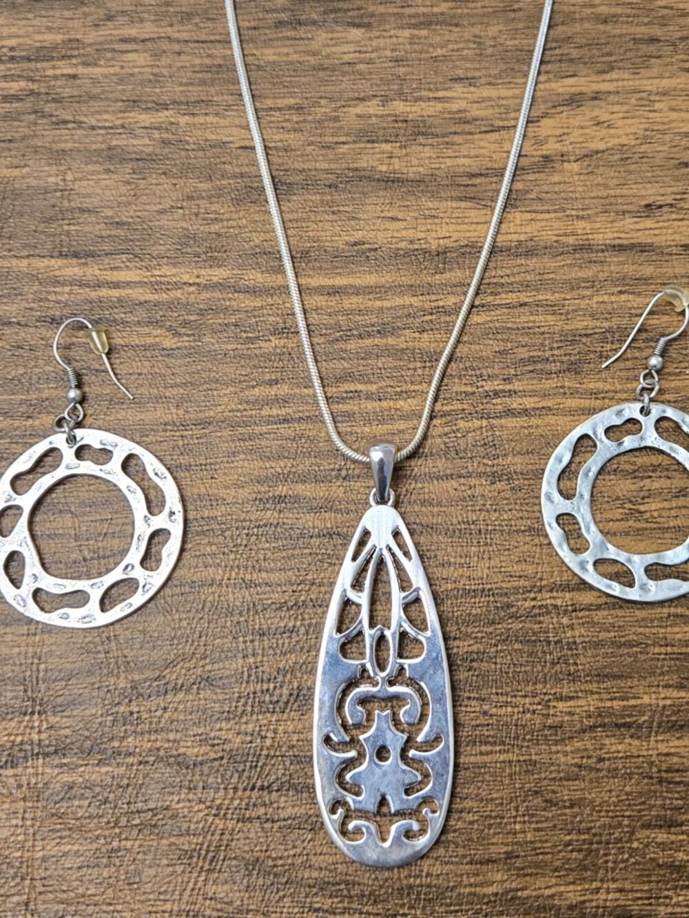Women's Laser Cut Statement Silver Necklace w/Round Laser Cut Earrings - NWOT